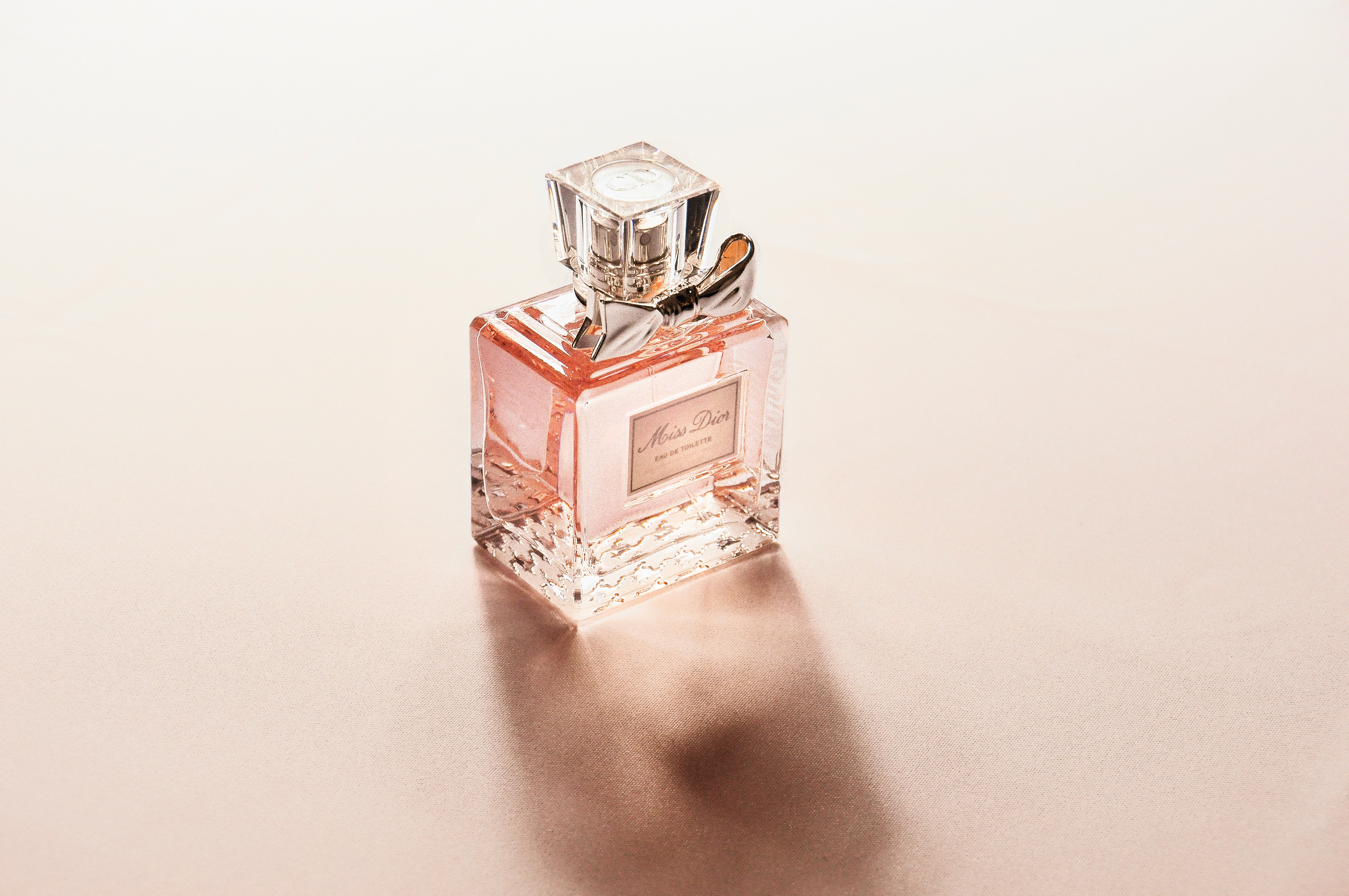 HUKUM WANITA KELUAR RUMAH DENGAN MENGGUNAKAN PARFUM