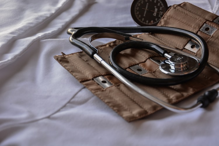 BEROBAT KE DOKTER KAFIR
