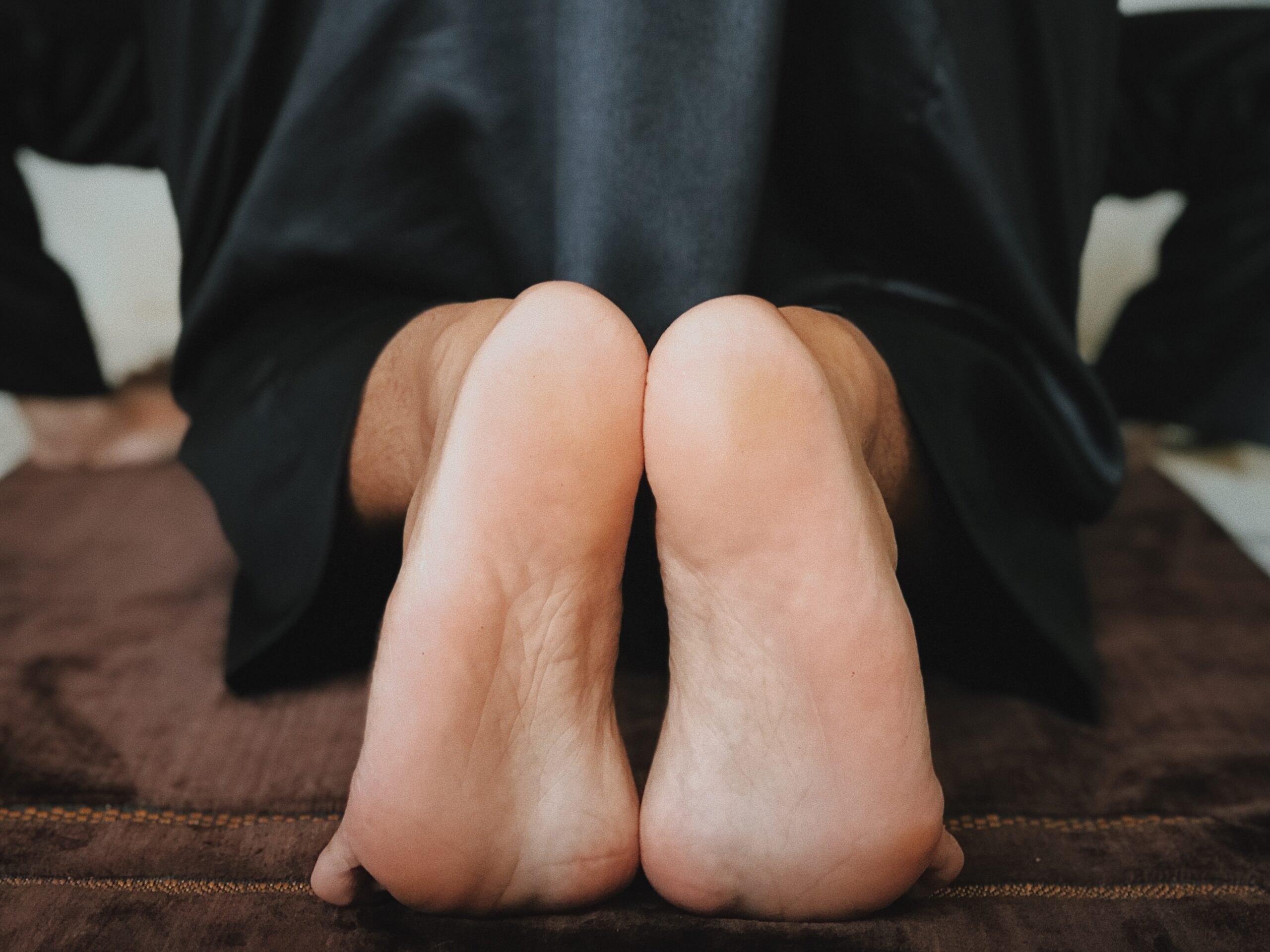 KAKI HARUS MENEMPEL KE LANTAI DI SAAT SUJUD