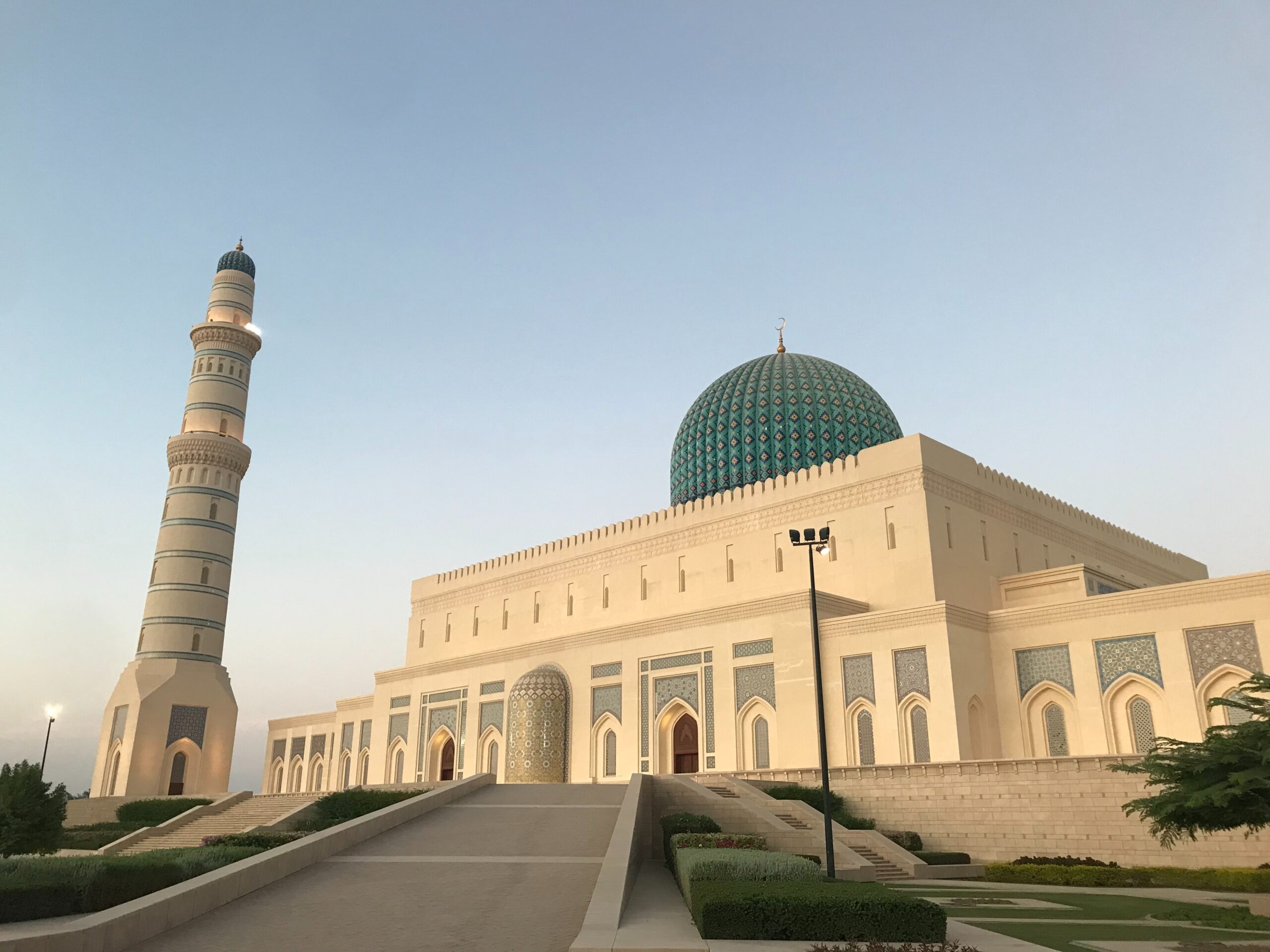 RINCIAN HUKUM MEMEJAMKAN MATA SAAT SHALAT