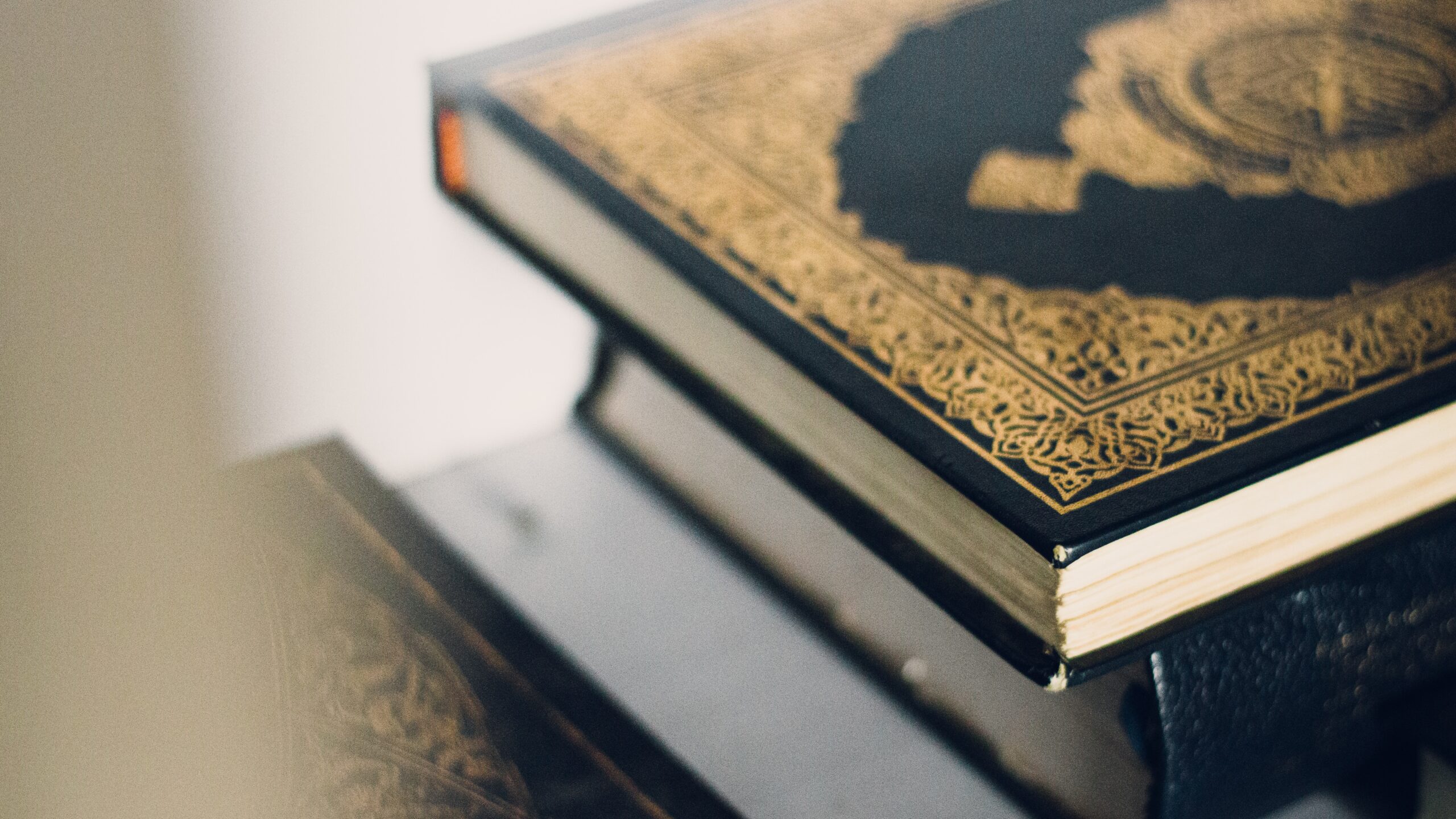 MANFAAT MENDENGARKAN AL-QUR’AN DARI ORANG LAIN